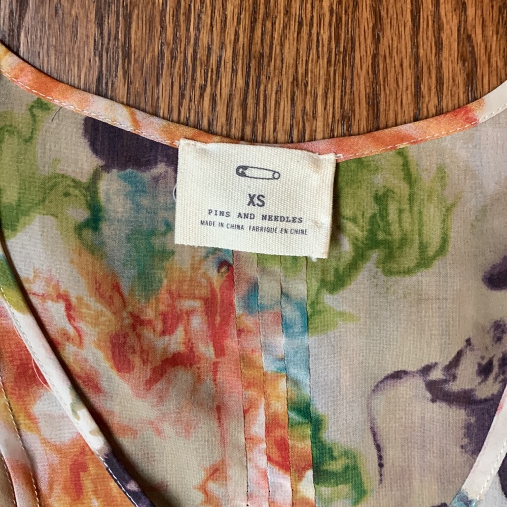 Floral blouse that is sheer and very flowy - Picture 2 of 3